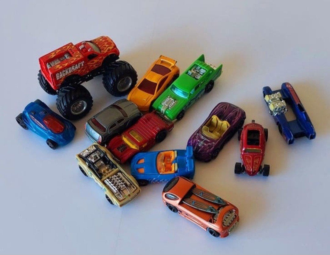 11 Hot Wheels en een Monstertruck - Diverse kleuren, Ophalen of Verzenden, Gebruikt