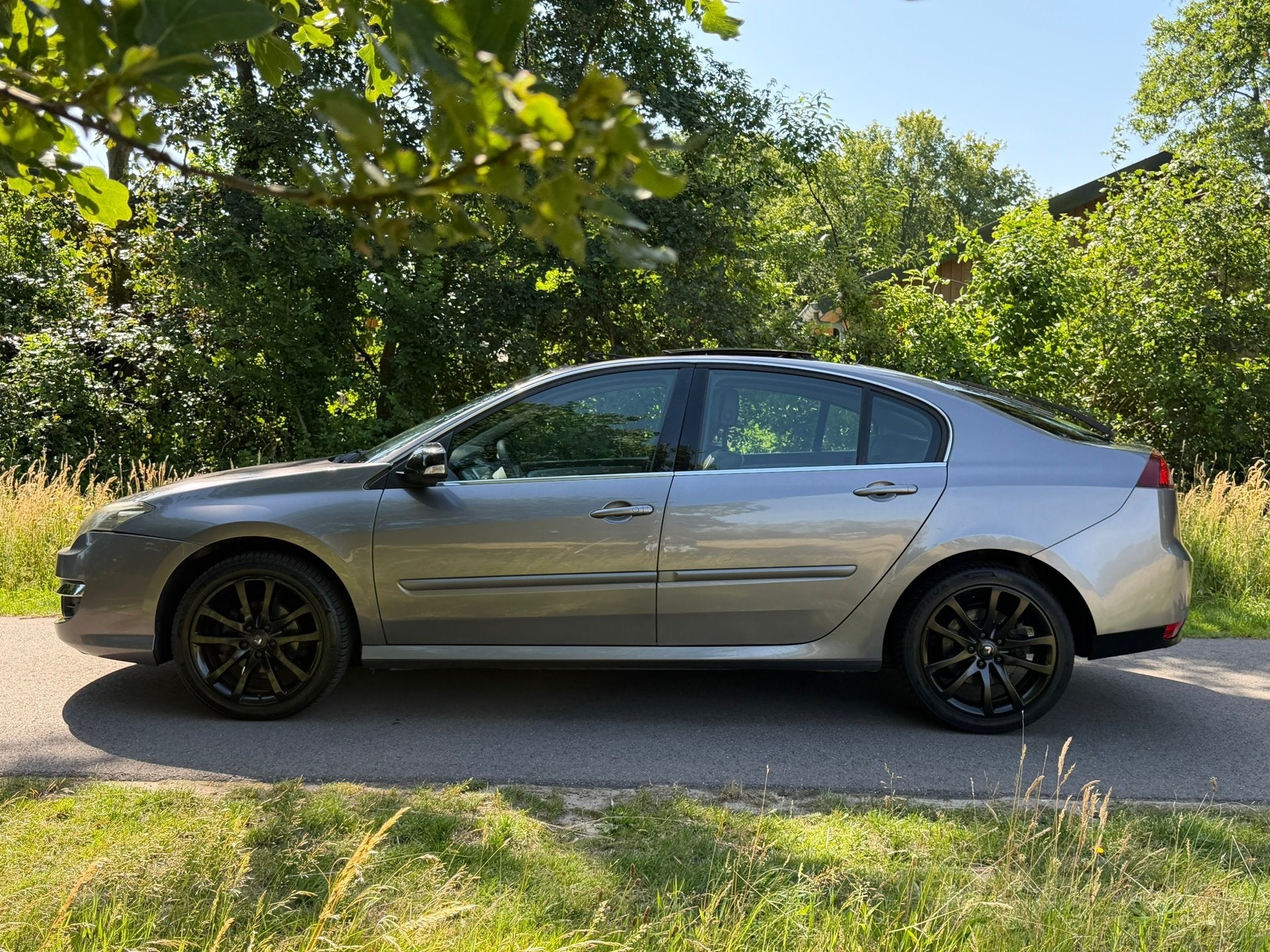 Renault Laguna 1.5 dCi Executive | Pano + Clima + Navi + Bos, Auto's, Voorwielaandrijving, Gebruikt, Zwart, 4 cilinders