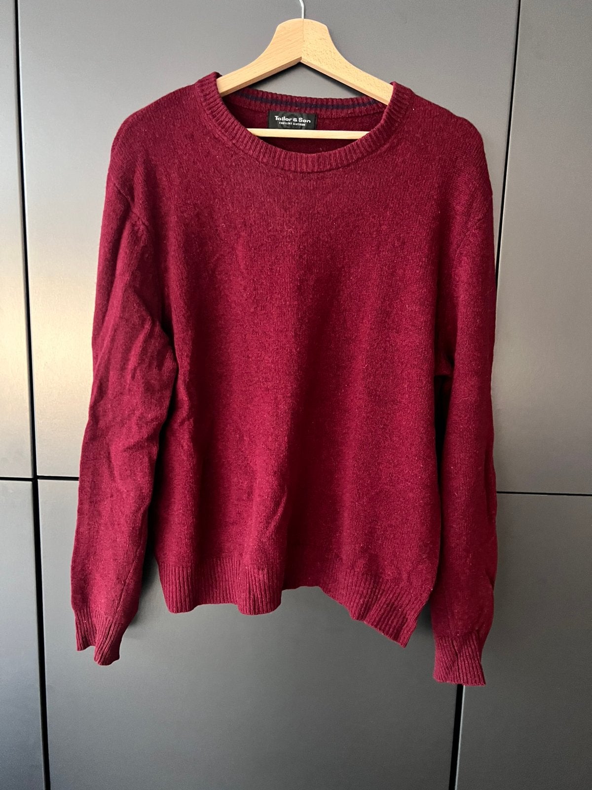 TAILOR & SON BORDEAUX ROOD 100% WOL WOLLEN TRUI MAAT L, Ophalen of Verzenden, Gedragen, Maat 52/54 (L), Rood