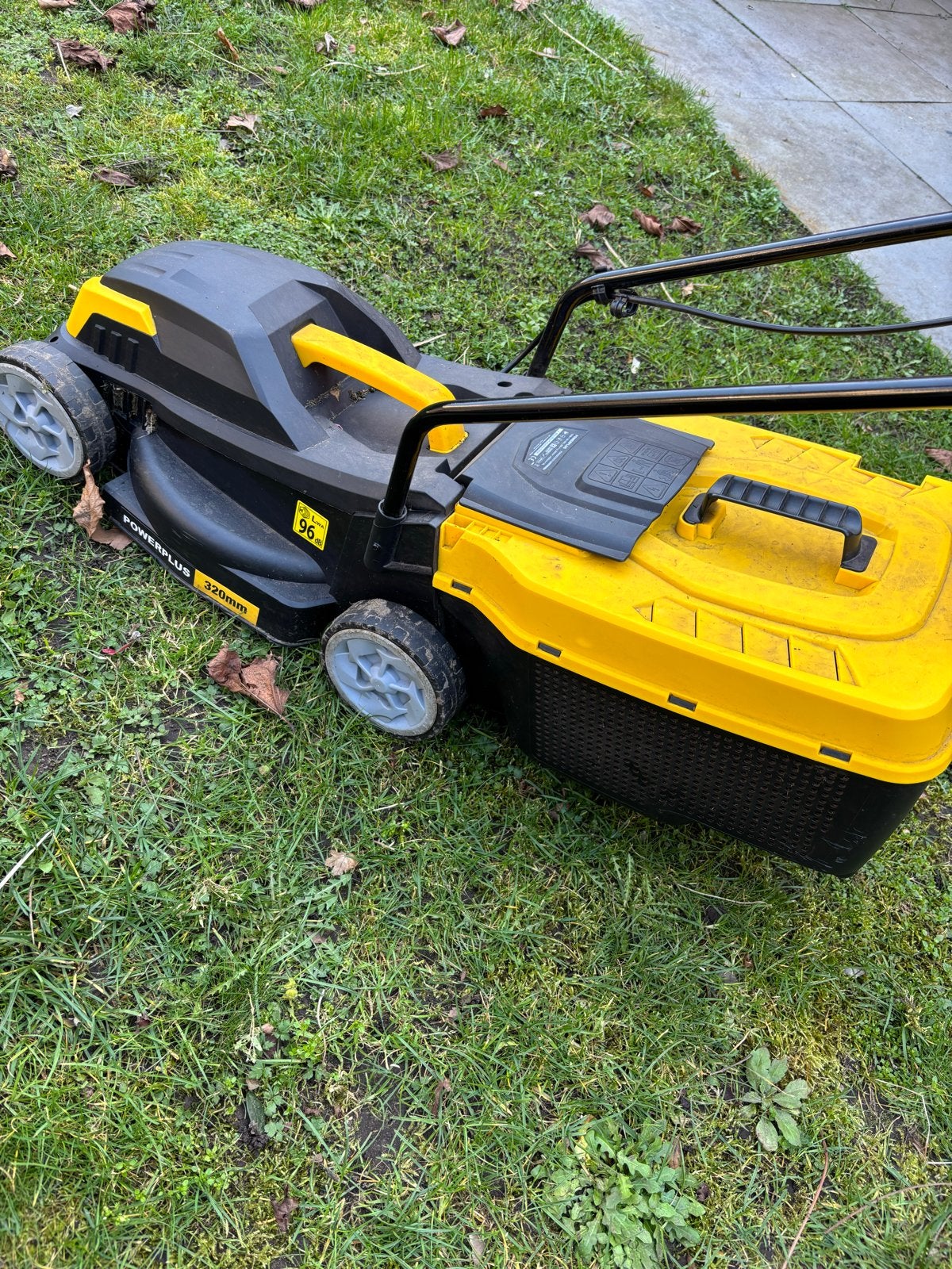 Powerplus POWXG62205T Elektrische Grasmaaier 1300W + Trimmer, Ophalen, Cirkelmaaier, Elektrische grasmaaier, Zo goed als nieuw