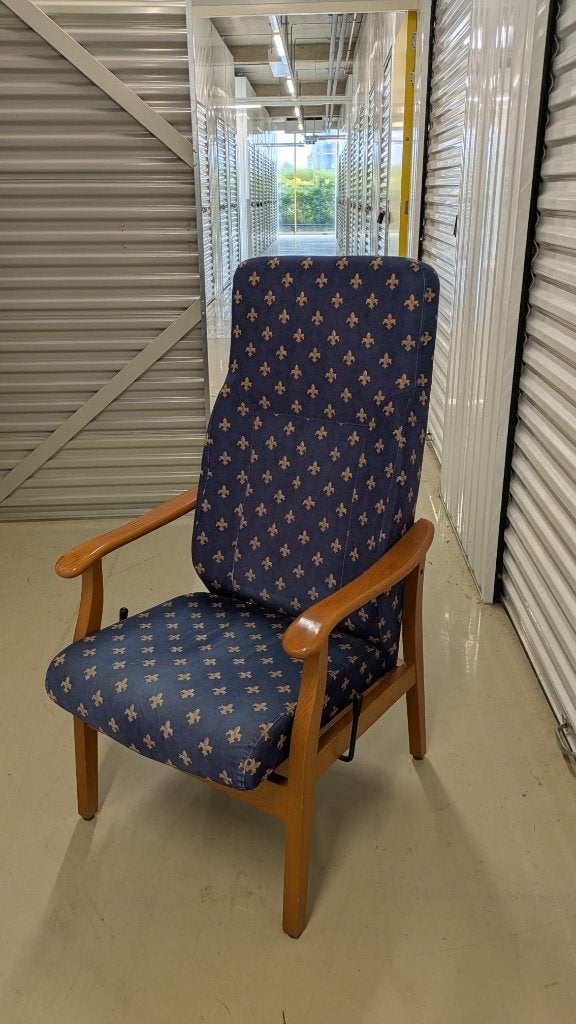 Leunstoel - blauw met franse lelie motief, Ophalen, Hout, Gebruikt, 50 tot 75 cm