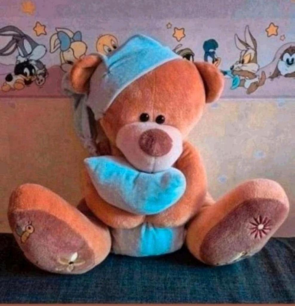 Schattige knuffelbeer met een blauwe slaapmuts. Onbeschadigd, Beer, Ophalen of Verzenden, Zo goed als nieuw, Middelgroot (20 tot 80 cm)