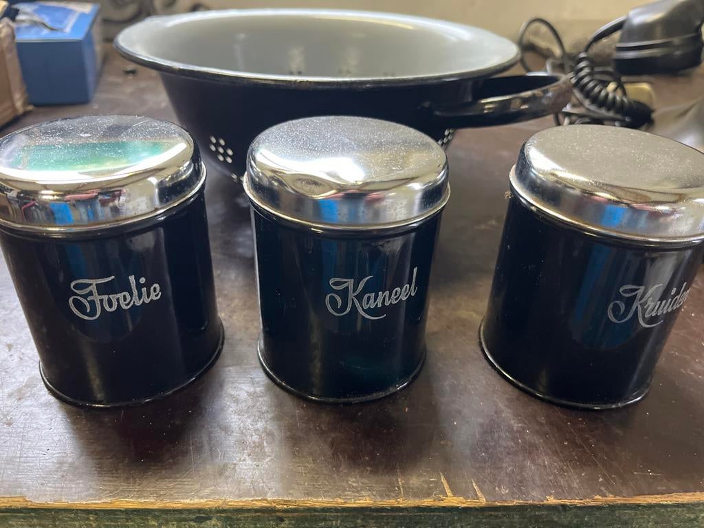 Drie blikjes voor foelie, kaneel en kruiden, Ophalen, Gebruikt