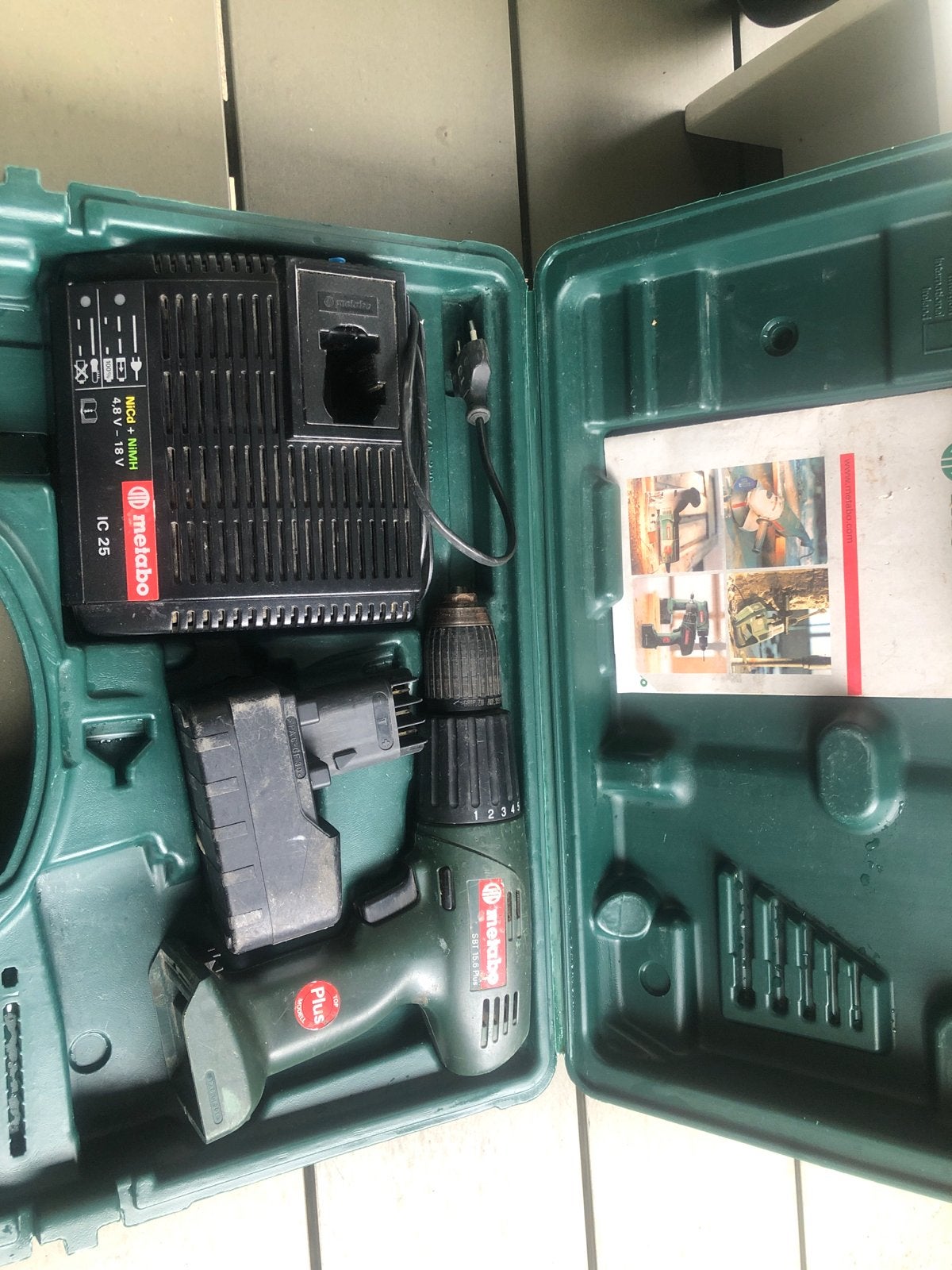 Metabo Accuboormachine met lader en koffer, Ophalen of Verzenden, Gebruikt, Minder dan 400 watt, Boor- en Schroefmachine