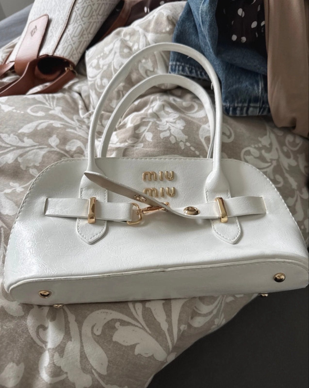 Witte handtas met gouden details, Sieraden, Tassen en Uiterlijk, Tassen | Damestassen, Zo goed als nieuw, Handtas, Wit, Ophalen of Verzenden
