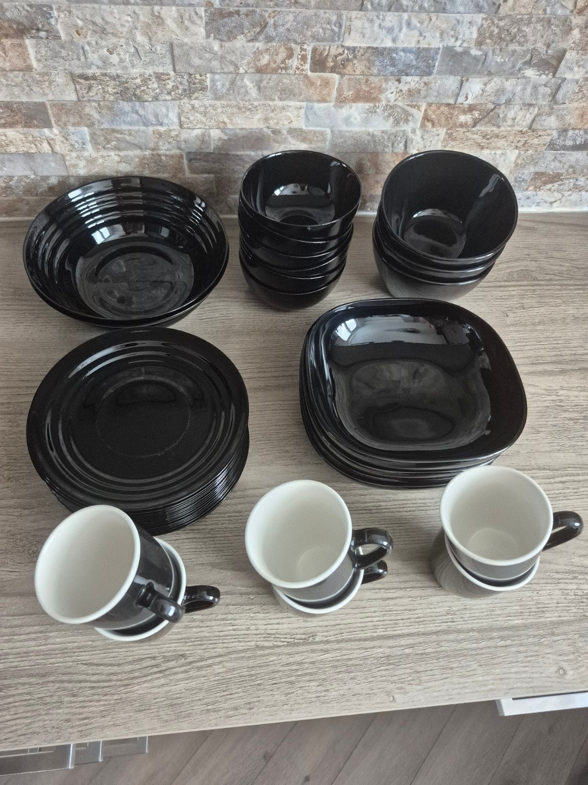 Zwart servies met schalen, bekers, kommen in goede staat, Ophalen, Gebruikt, Compleet servies