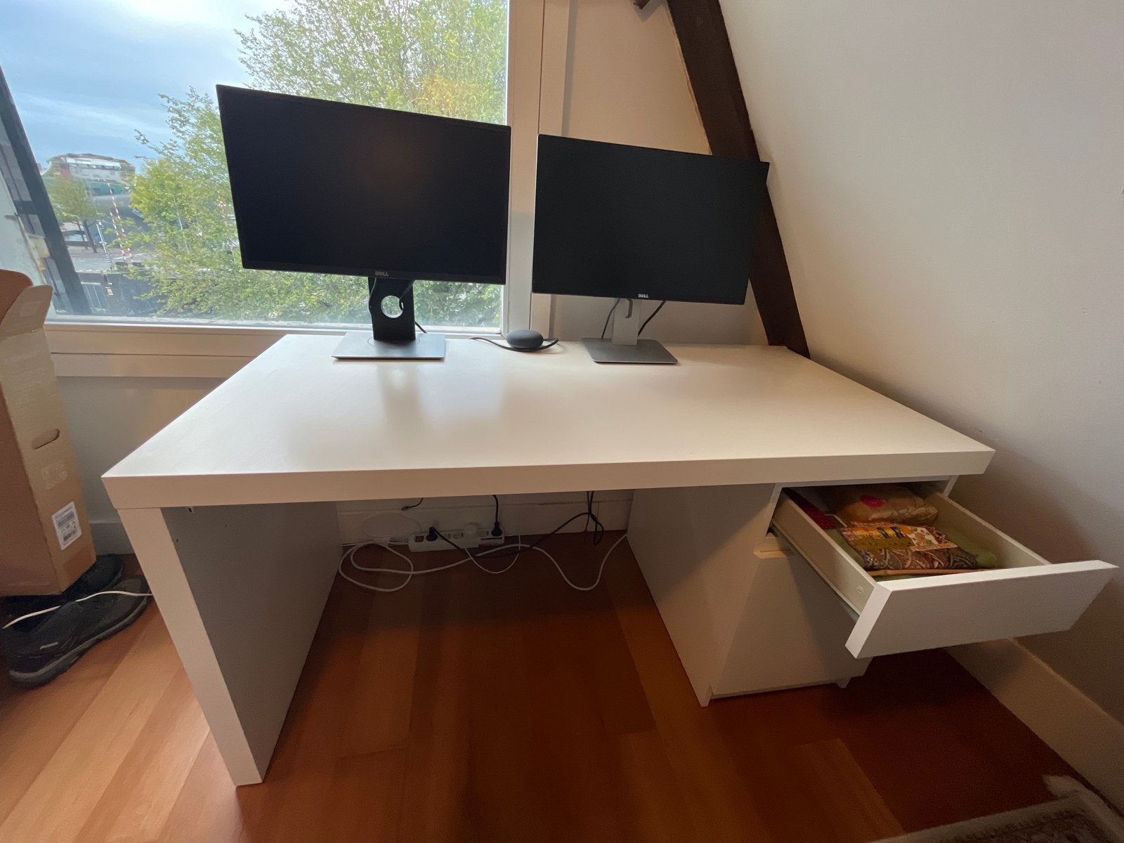 White Ikea desk, Huis en Inrichting, Ophalen, Gebruikt, Met lades, Spaanplaat of MDF