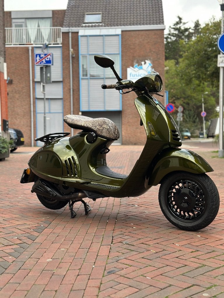 Vespa 946 125cc SPECIALPAINT Python Green 2026 Euro 5, Overige modellen, Nieuw, Benzine, 125 cc
