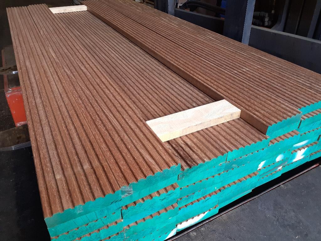 Partij 54 stuks Azobe vlonderplanken 32x140x2050mm - 16.05m2, Ophalen of Verzenden, 180 tot 250 cm, Planken, Hardhout