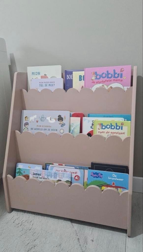 GEZOCHT: Roze boekenkast Smerlato Kwantum, Huis en Inrichting, Kasten | Boekenkasten, Minder dan 50 cm, Gebruikt, 100 tot 150 cm