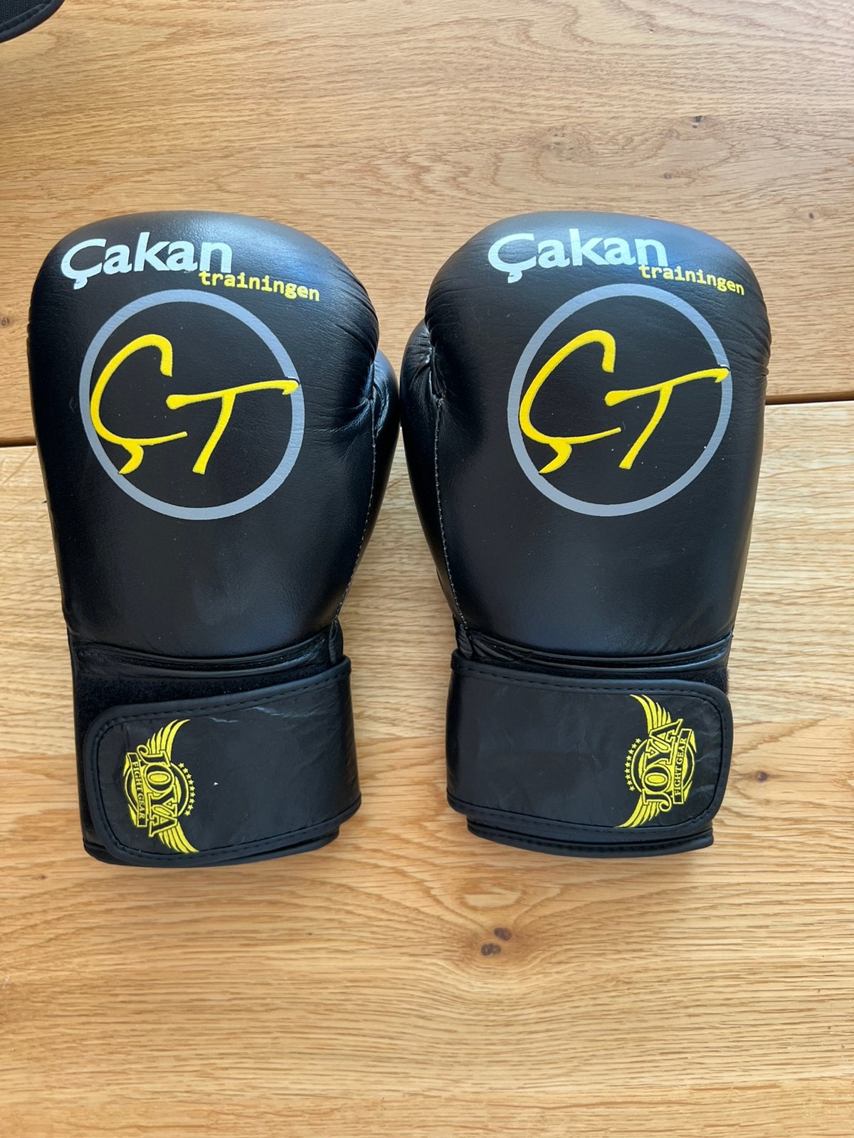 Kickboks set – Joya 12 oz bokshandschoen + scheenbeschermers, Ophalen of Verzenden, Zo goed als nieuw, Bokshandschoenen