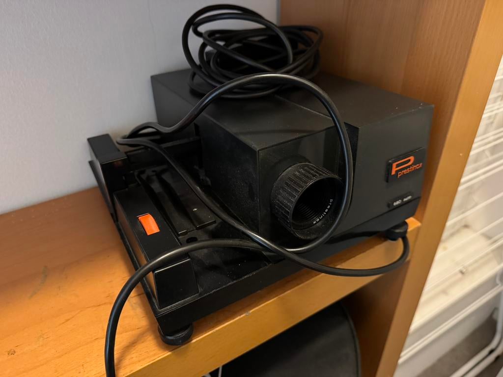 Diaprojector, tafel en scherm, Audio, Tv en Foto, Diaprojectors, Ophalen of Verzenden, Gebruikt