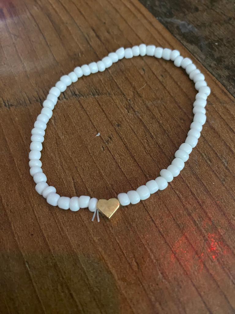 Wit kralen enkelbandje met gouden hartje, Sieraden, Tassen en Uiterlijk, Enkelbandjes en Enkelkettinkjes, Ophalen of Verzenden