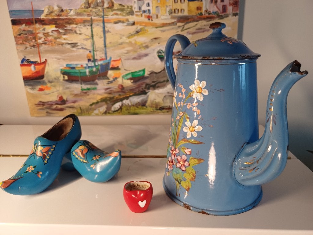 Blauwe Franse koffiepot met dik opgelegd roosmotief, Antiek en Kunst, Antiek | Emaille, Ophalen of Verzenden