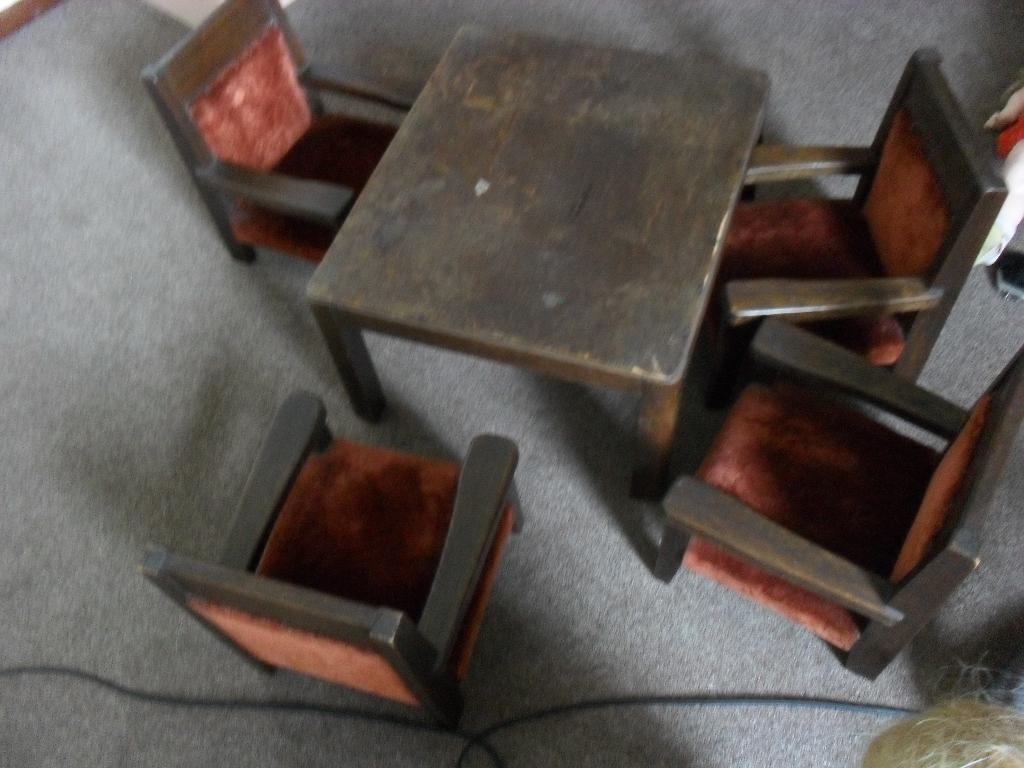 tafeltje met 4 stoelen voor pop/beer, Verzamelen, Poppen, Ophalen of Verzenden, Gebruikt, Pop