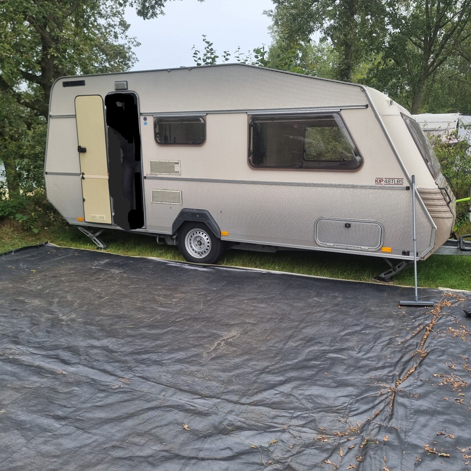 Kip 48TLBS caravan met voortent en luifel, Standaardzit, Dwars-stapelbed, Kip, Koelkast