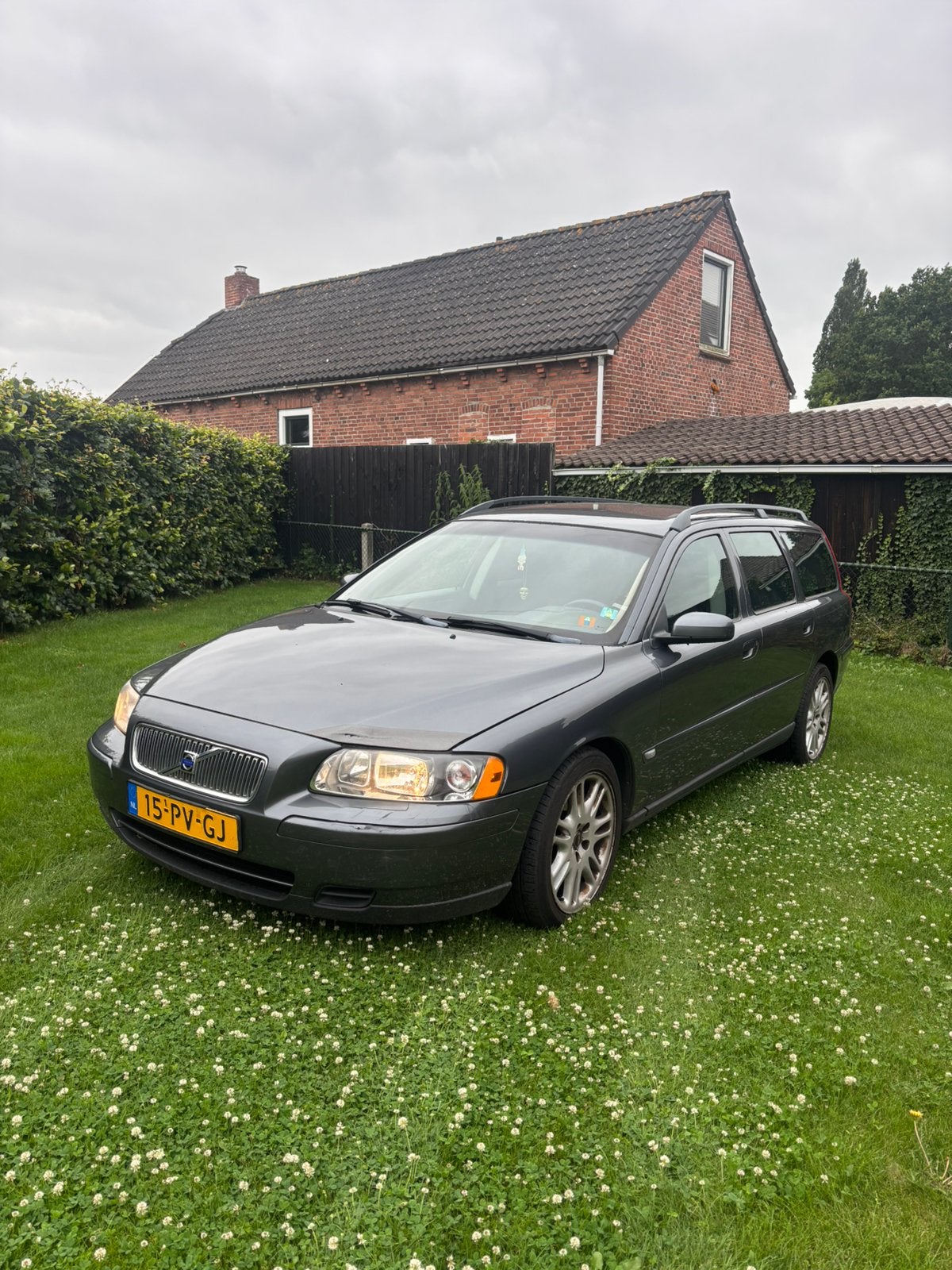 Volvo V70 2.4 140PK AUT 2005 Grijs, Stationwagon, 2435 cc, Particulier, Zilver of Grijs