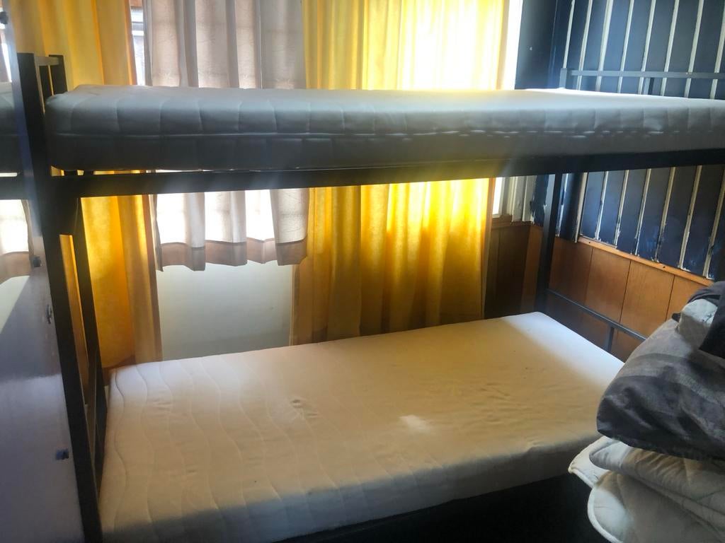 Stevig metalen stapelbed met matrassen, Ophalen of Verzenden, Zo goed als nieuw