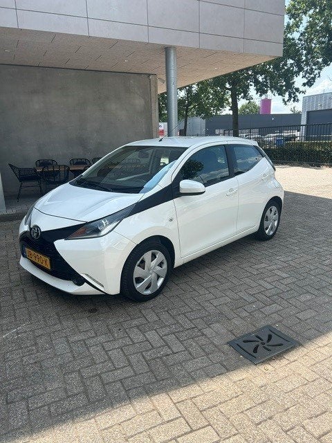 Toyota Aygo 1.0 12V Vvt-i Ddrs 2015 Wit, Auto's, Voorwielaandrijving, Stof, Zwart, 4 stoelen