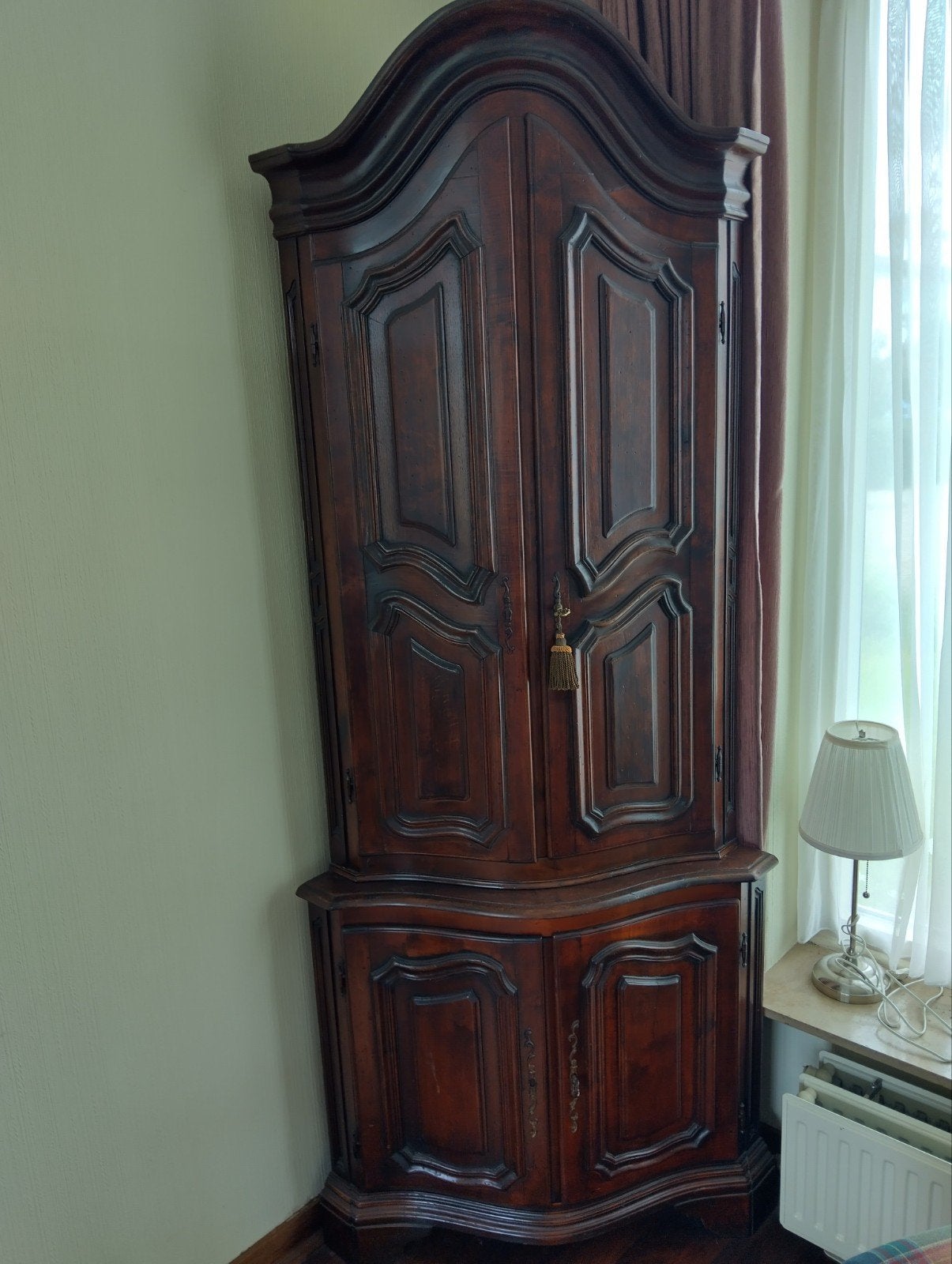 Antieke hoekkast van donker hout, Ophalen
