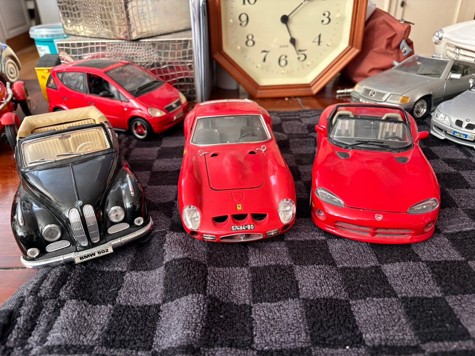 3 stuks . Maisto en 2 x Burago., Hobby en Vrije tijd, Modelauto's | 1:18, Ophalen of Verzenden, Zo goed als nieuw, Maisto