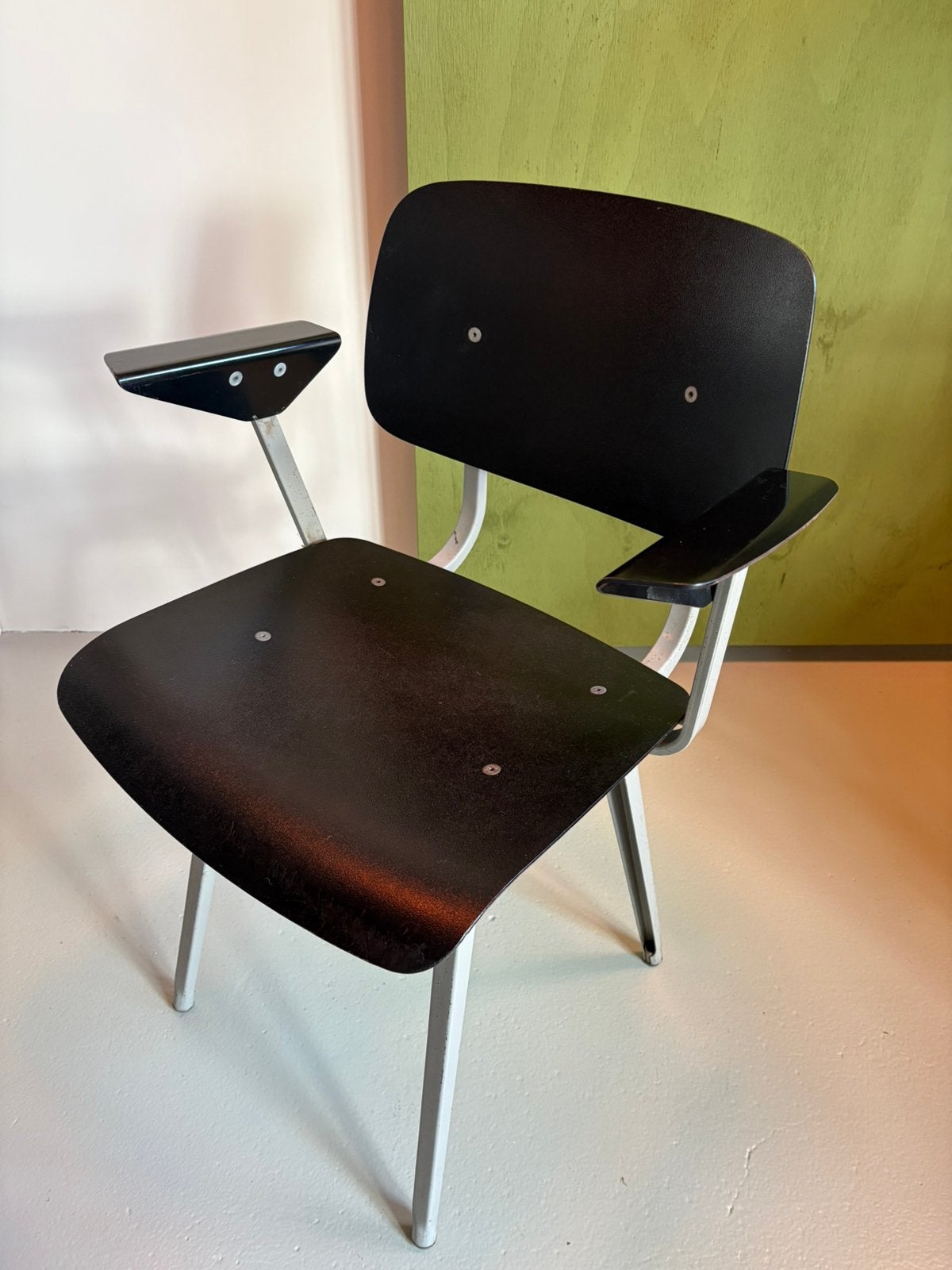 Ahrend Friso Kramer Revolt Chair met armleggers, Ophalen, Gebruikt, Ahrend Hay Friso Kramer De cirkel Revolt, Metaal