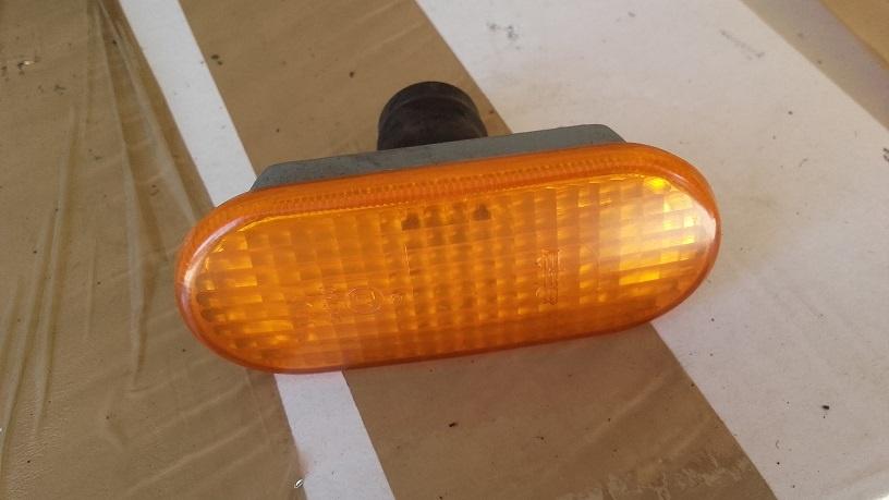 Oranje knipper in voorscherm Golf 4 model, Ophalen of Verzenden