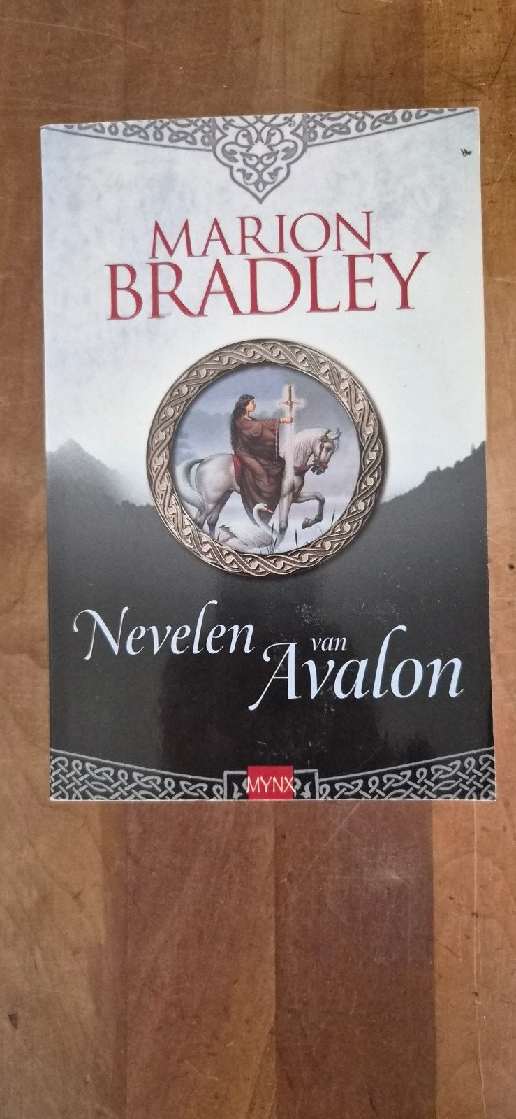Nevelen van Avalon - Marion Bradley (Fantasy Boek), Boeken, Ophalen of Verzenden, Gelezen, Marion Bradley