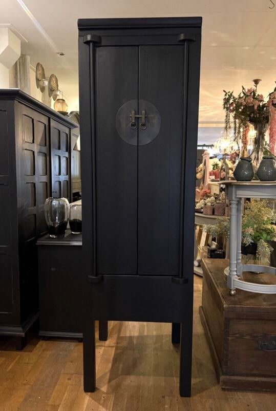 Hoge smalle Chinese kast zwart brons oud oosters kastje VdlM, Ophalen, Antiek zwart vintage legkast bruidskast voorraadkast Japandi