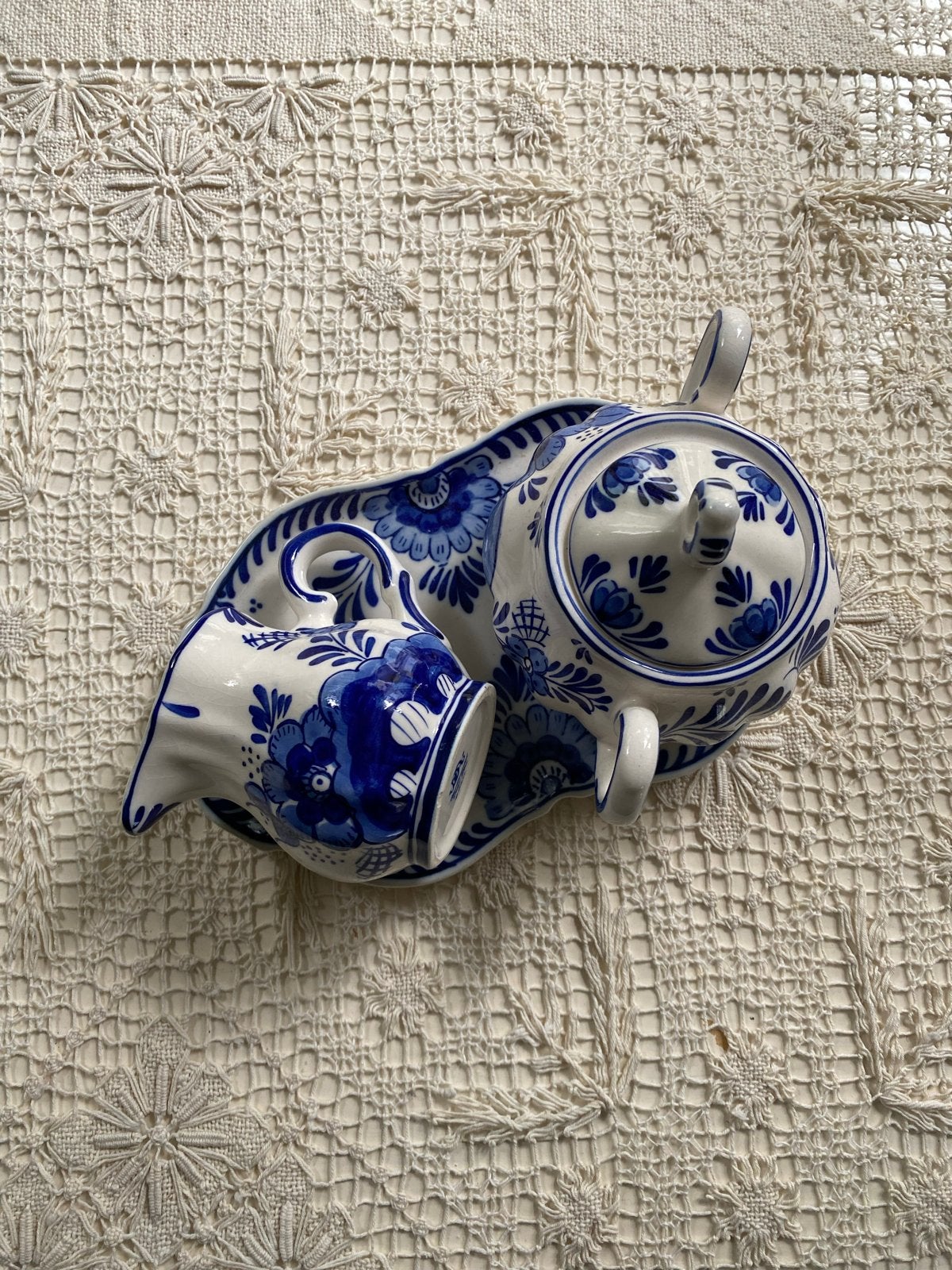 Handgeschilderd Delfts Blauw Suiker- en Melkstel op Dienblad, Ophalen of Verzenden