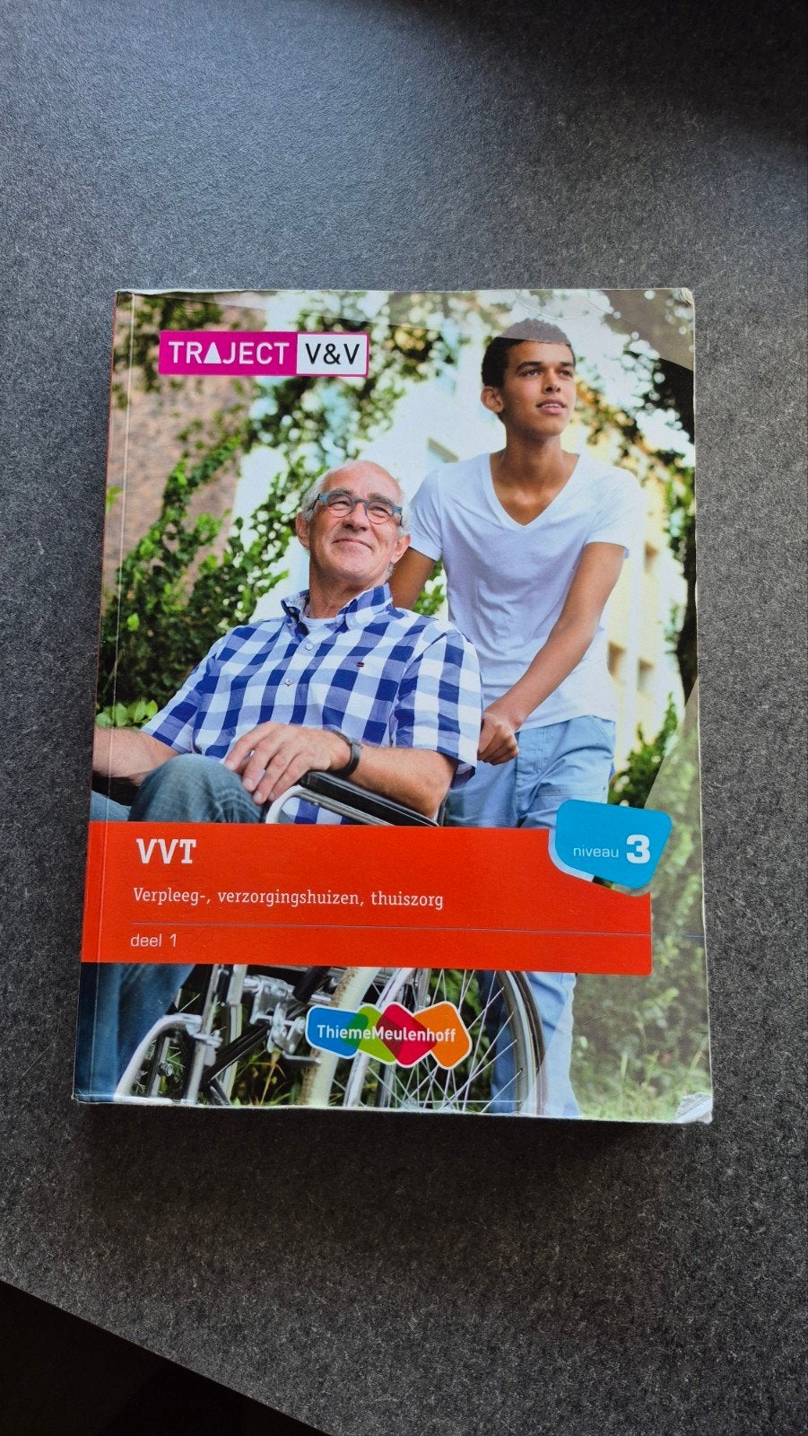 TRAJECT V&V VVT Verpleeg-, verzorgingshuizen, thuiszorg, Overige vakken, ThiemeMeulenhoff, Ophalen of Verzenden, Zo goed als nieuw