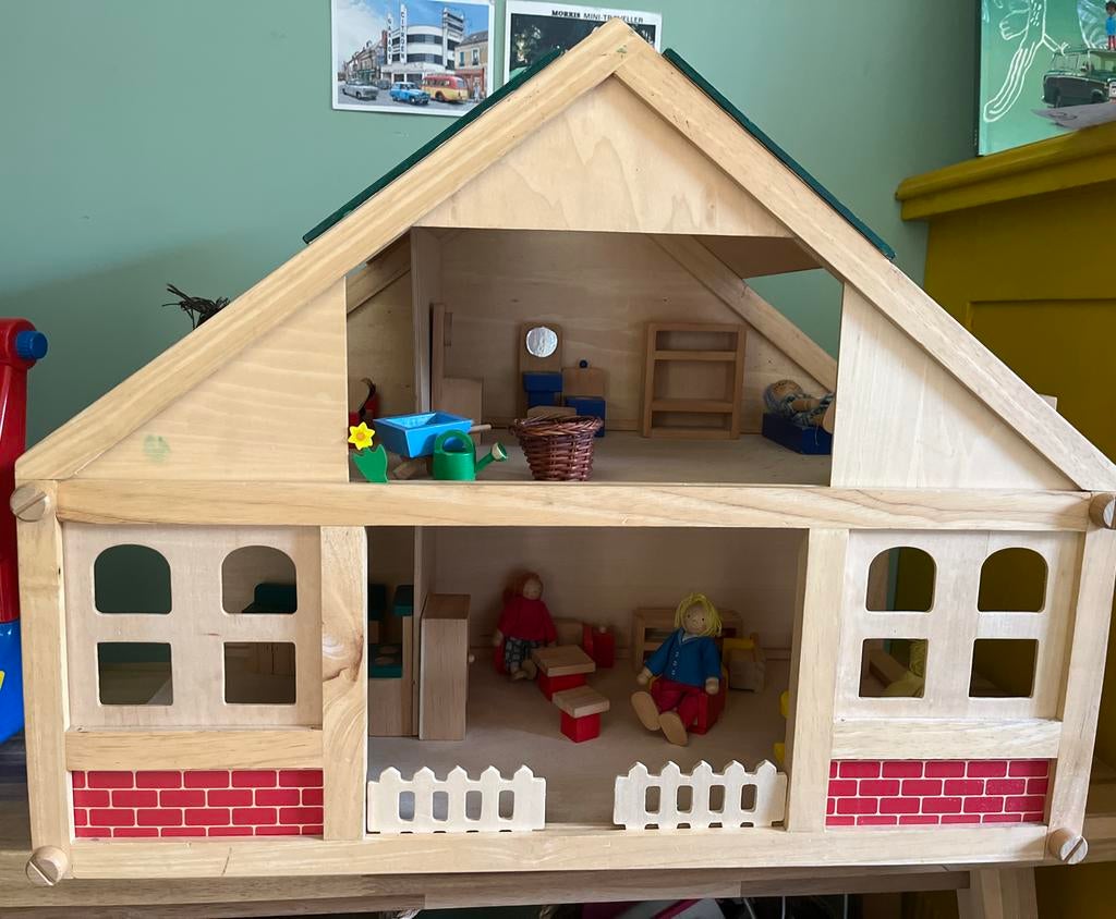Houten poppenhuis met poppetjes en accessoires, Ophalen, Gebruikt, Poppenhuis