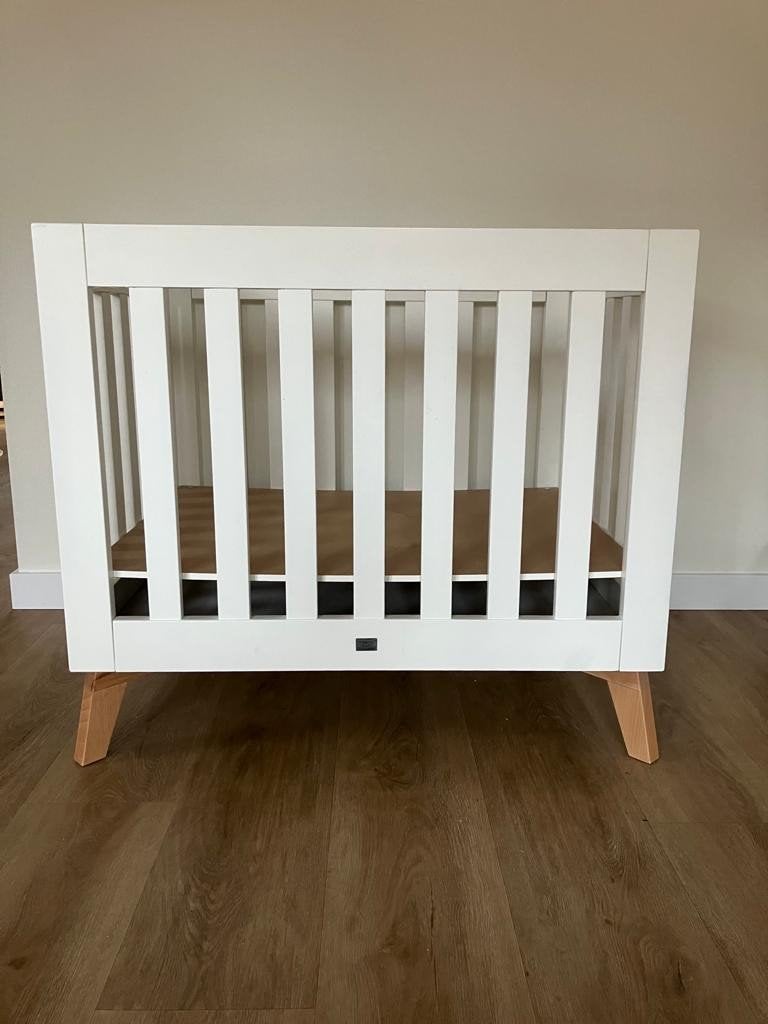 Wit box Riva met houten poten, Ophalen, Zo goed als nieuw
