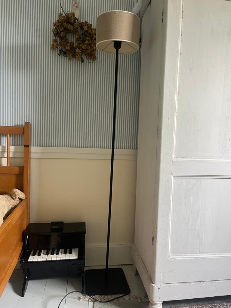 Vloerlamp met zwart metalen voet Duran lampenkap, Huis en Inrichting, Ophalen of Verzenden, Gebruikt, Metaal, 150 tot 200 cm