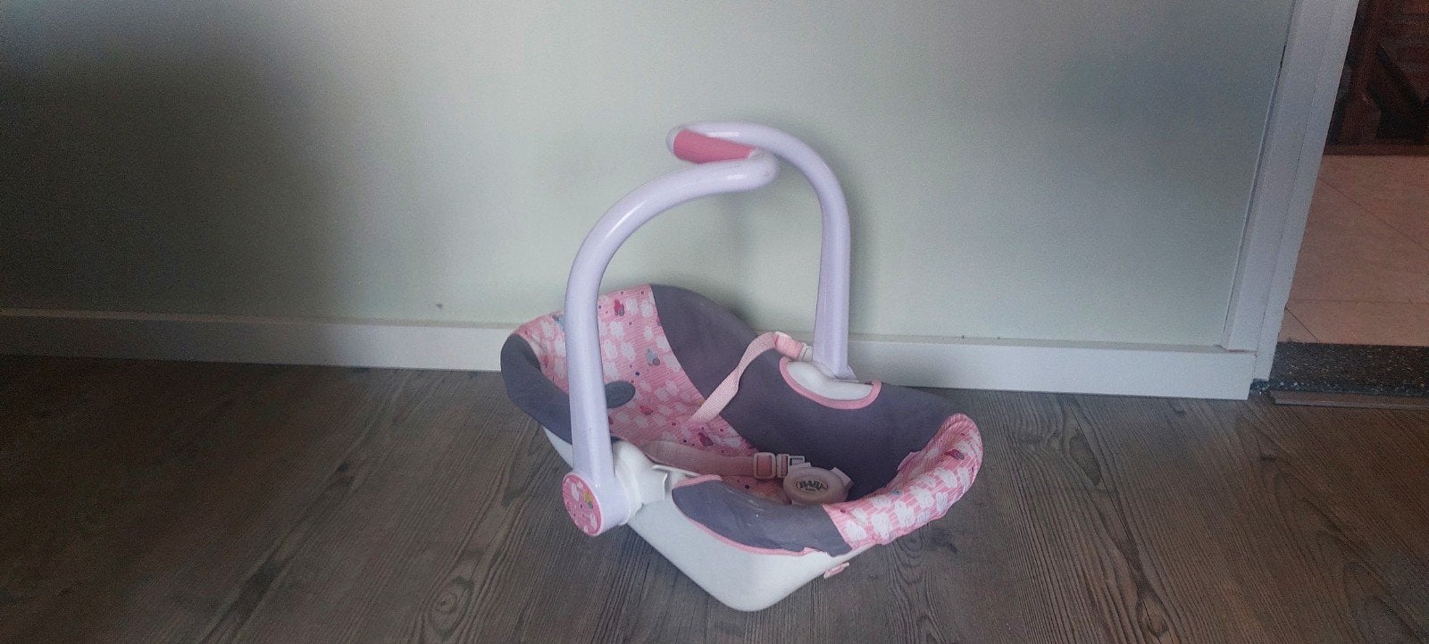Baby autostoel/draagzak roze/grijs, Ophalen, Gebruikt, Babypop