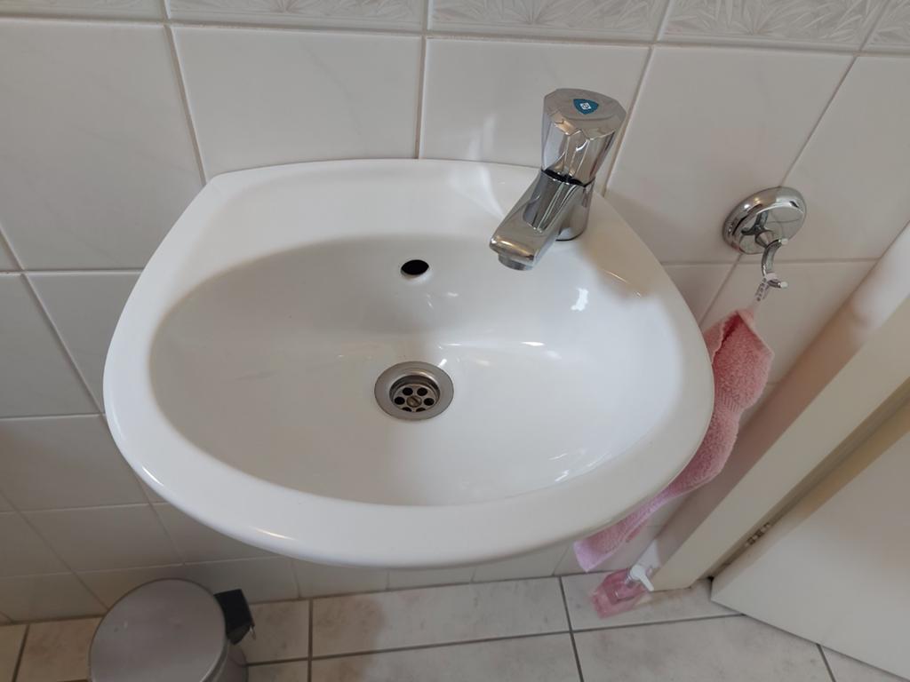 Villeroy & Boch wit stenen toilet fonteintje met kraan, Ophalen of Verzenden, Gebruikt, Steen, Wastafel
