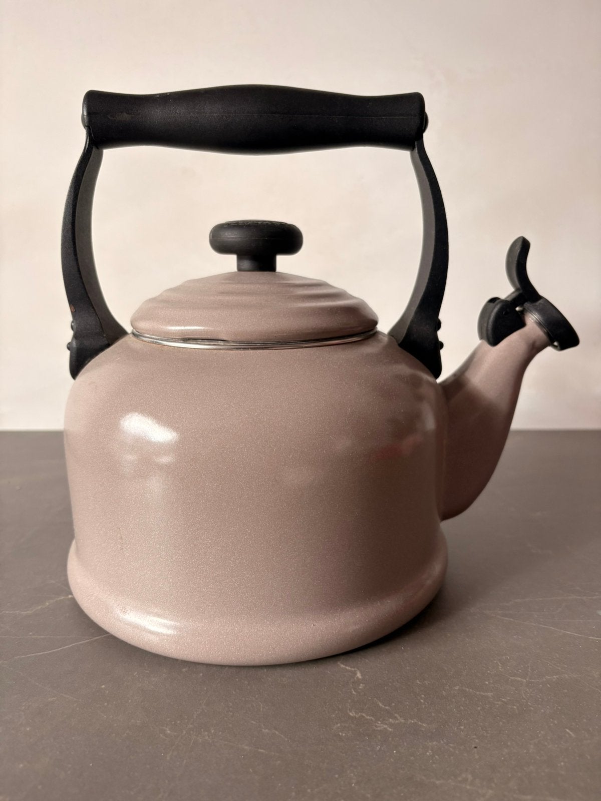 Le Creuset Fluitketel Taupe, Gietijzer, Overige typen, Ophalen of Verzenden, Zo goed als nieuw