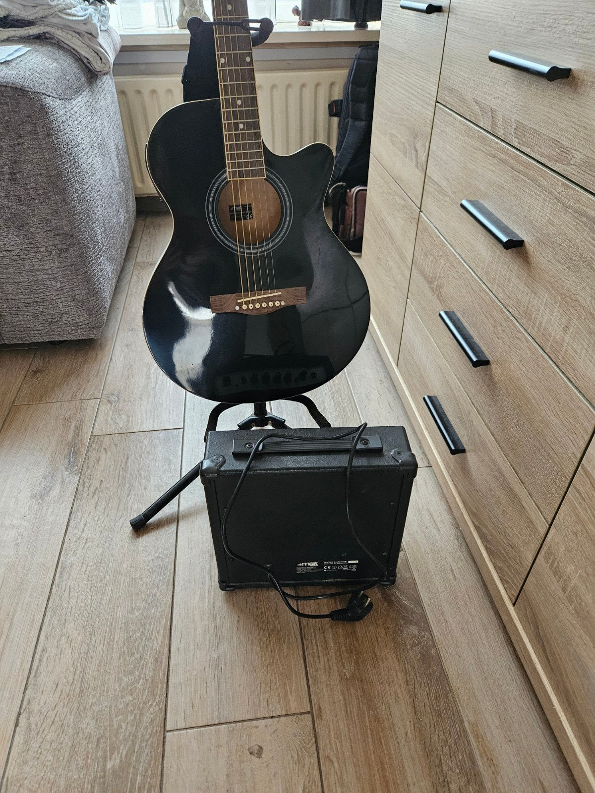 Elektrische gitaar met versterker en standaard, Muziek en Instrumenten, Ophalen, Gebruikt, Met versterker