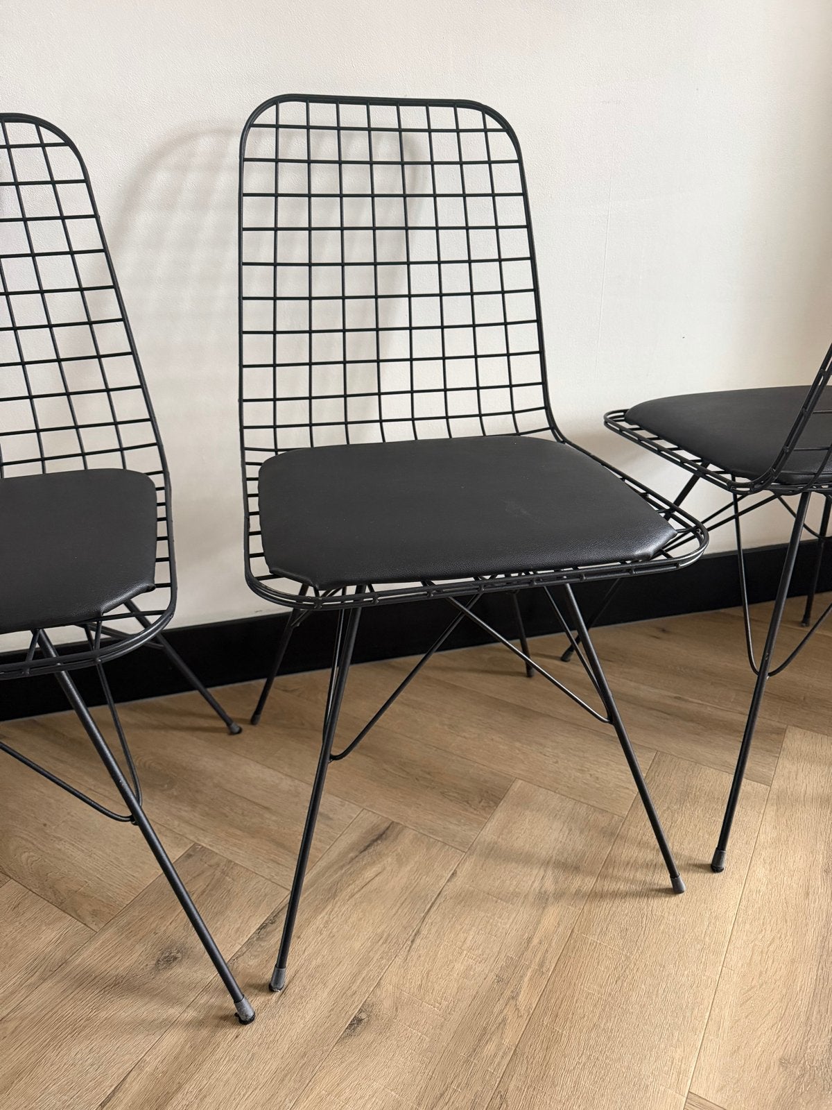 4x Zwarte metalen stoelen met raster rugleuning, Ophalen, Gebruikt, Zwart, Vier