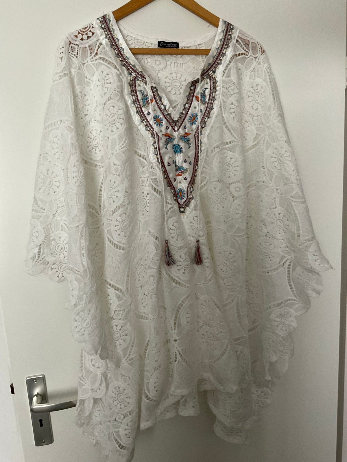 Witte kanten kaftan met borduursels, Kleding | Dames, Jurken, Wit, Maat 42/44 (L), Nieuw, Ophalen of Verzenden