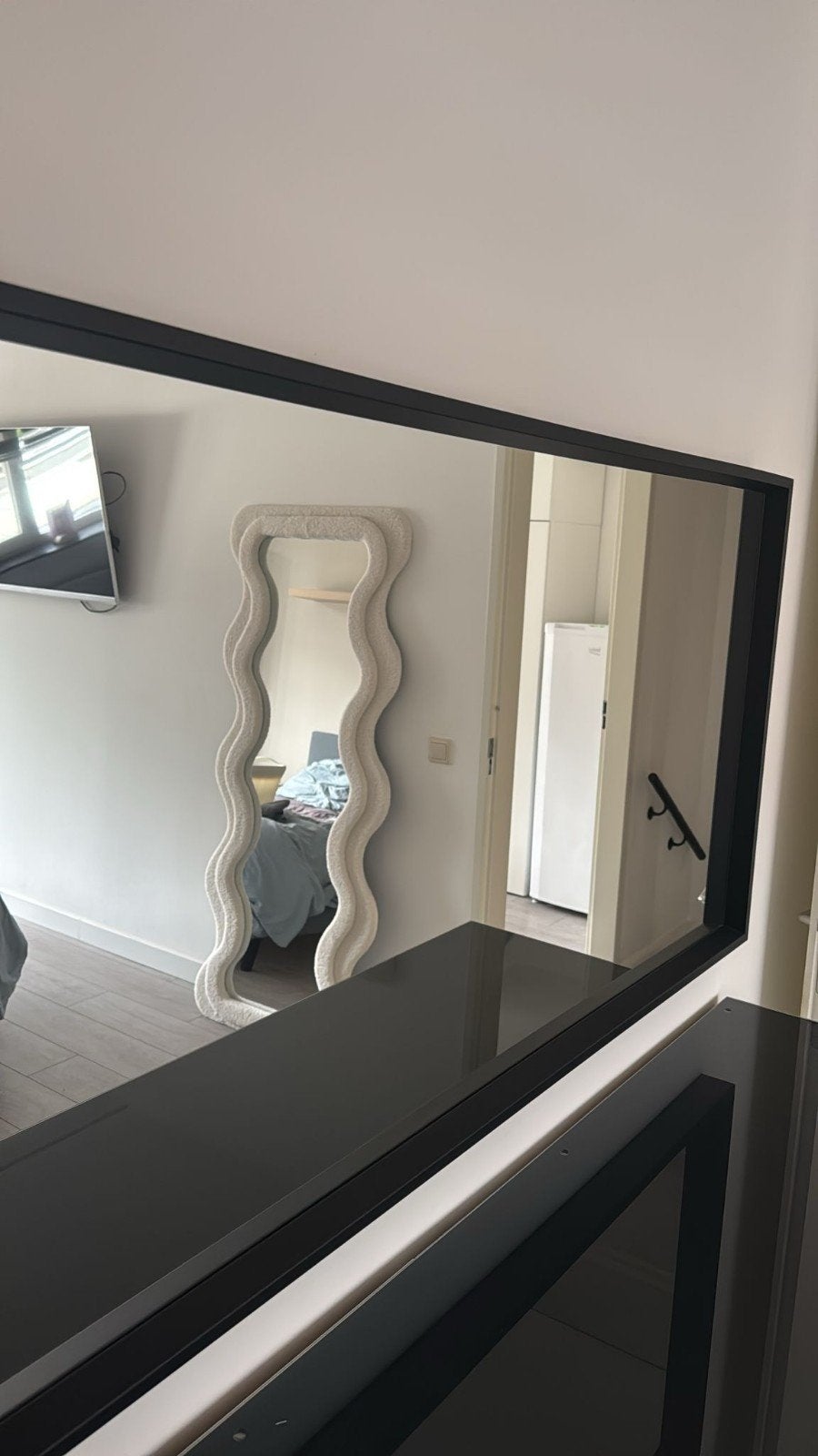 Grote spiegel met zwart frame, Huis en Inrichting, 125 cm of meer, Ophalen of Verzenden, Zo goed als nieuw, Minder dan 100 cm