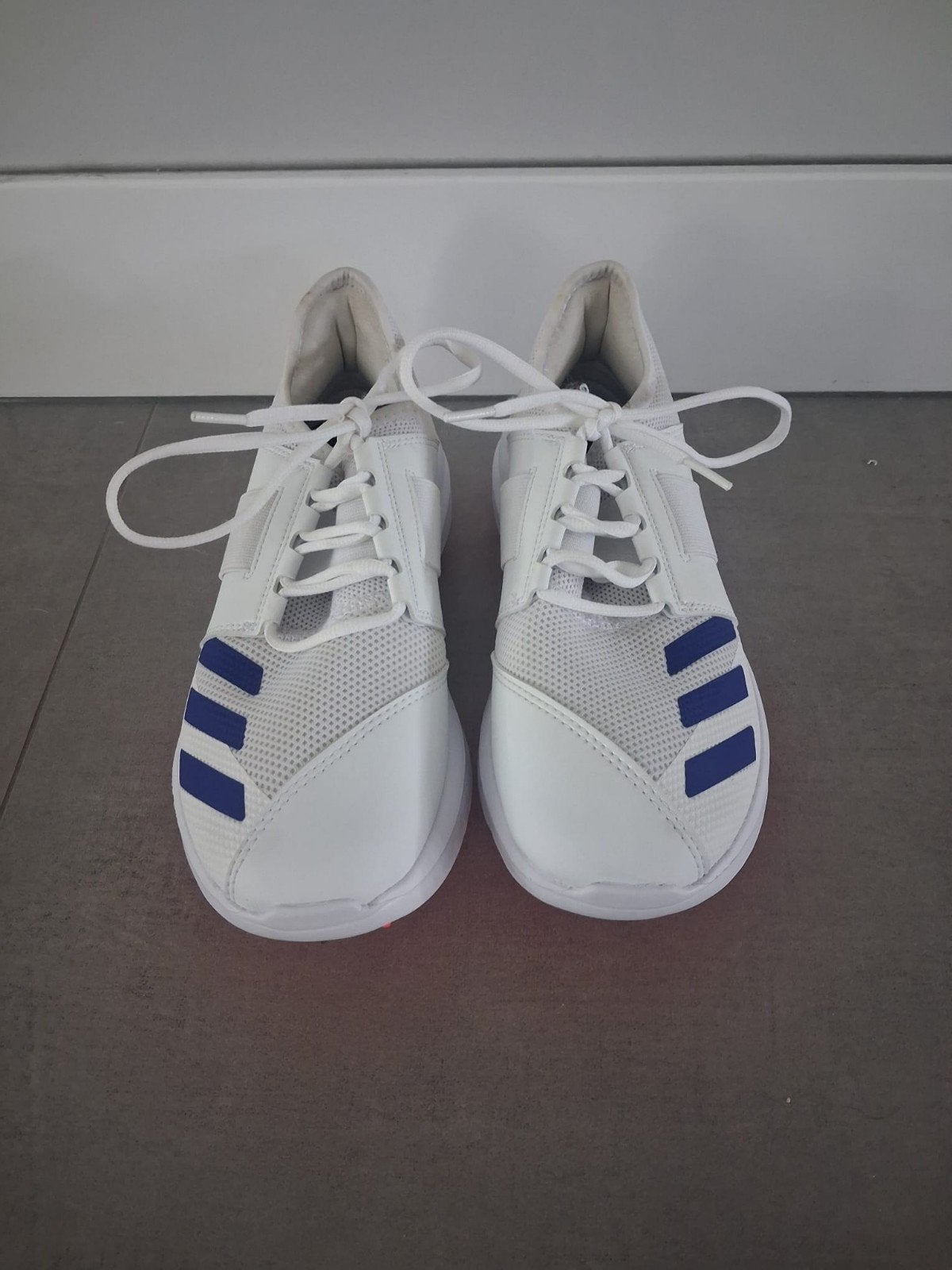 Witte Cricket(en Golf) schoenen met blauwe strepen - nieuw, Sport en Fitness, Loopsport en Atletiek, Overige merken, Nieuw, Ophalen of Verzenden