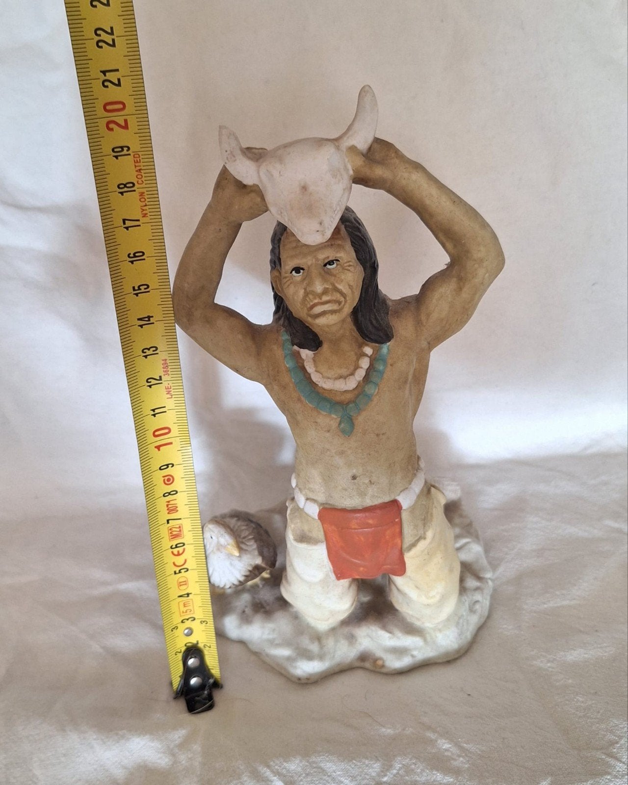 Porseleinen Indianenbeeld met adelaar en buffelschedel, Ophalen of Verzenden, Gebruikt, Mens