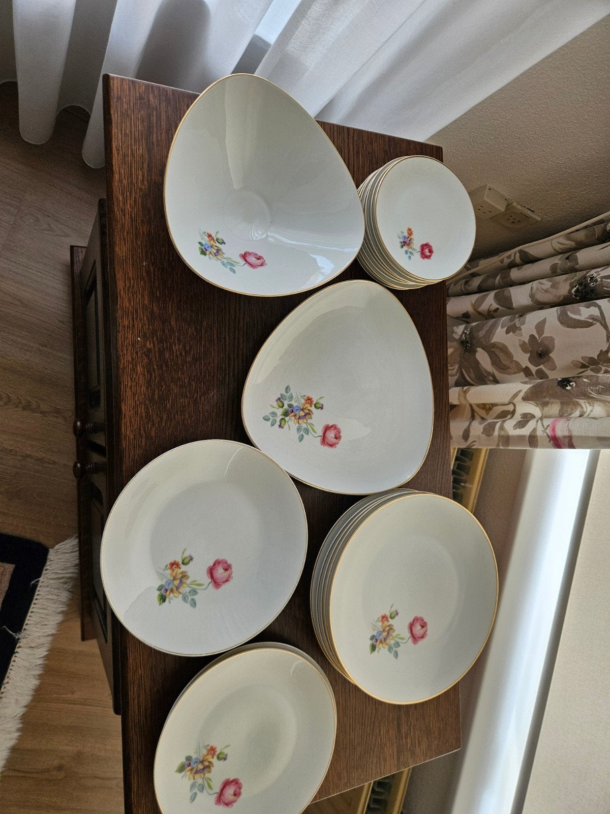 Hutschenreuther servies met bloemmotief en gouden rand, Ophalen
