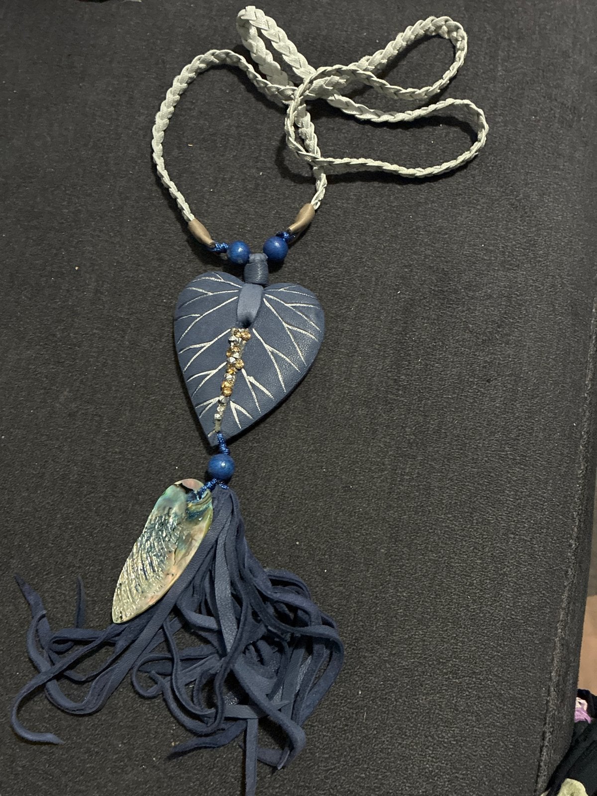 Handgemaakte Leren Ketting met Blad en Kwastje, Overige materialen, Blauw, Ophalen of Verzenden, Zo goed als nieuw