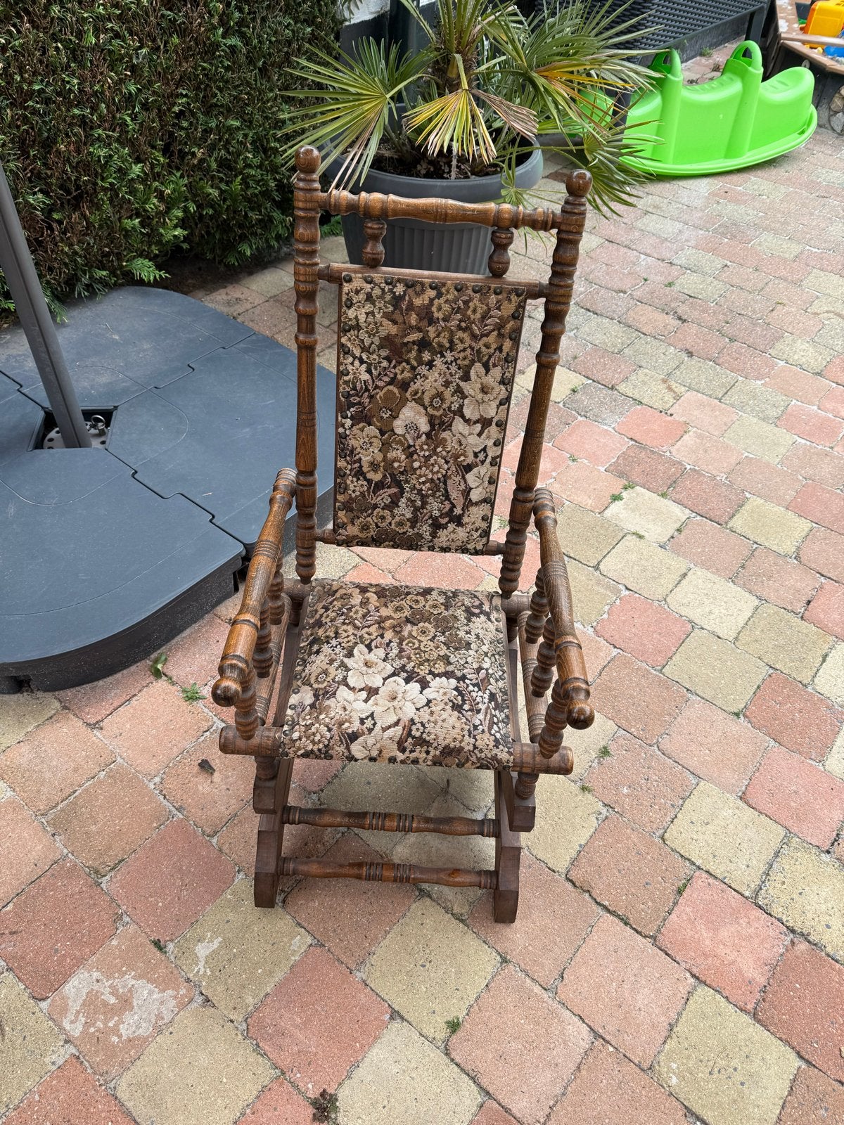 Antieke schommelstoel met bloemenpatroon, Ophalen