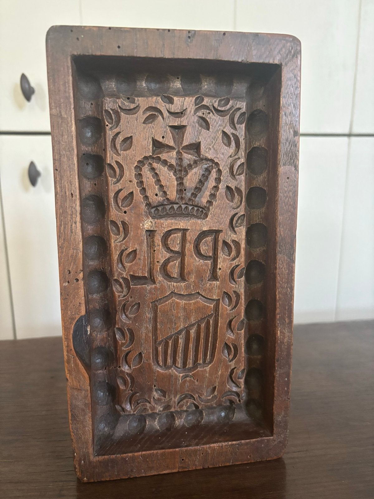 Antieke houten botermal met kroon en initialen, Verzenden