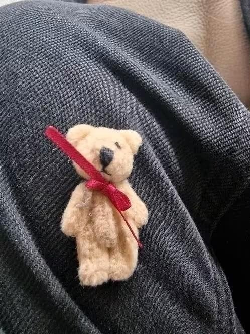 Schattig mini beertje van 4.5 cm, Gebruikt, Beer, Ophalen of Verzenden, Met kleding of accessoire