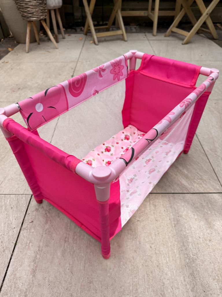 Poppen bedje, Ophalen, Zo goed als nieuw, Babypop