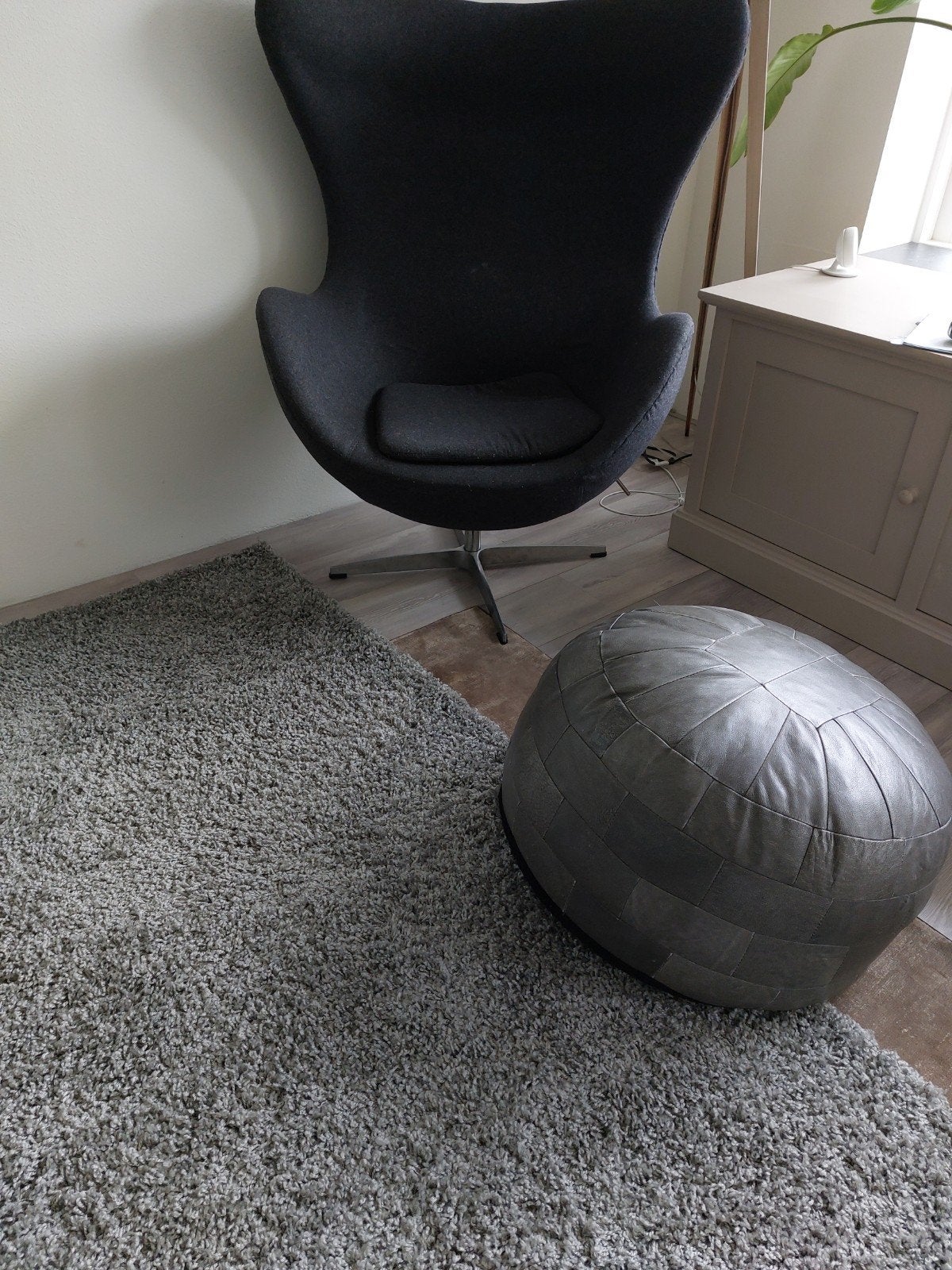 Vintage echt leren poef - grijs, Huis en Inrichting, Banken | Voetenbanken en Poefen, Ophalen, Minder dan 50 cm, Gebruikt, Vintage